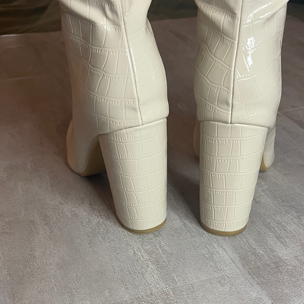 Elegant Cream Faux Croc Knee-High Women's Boots- Sz 10 - Picture 5 of 16